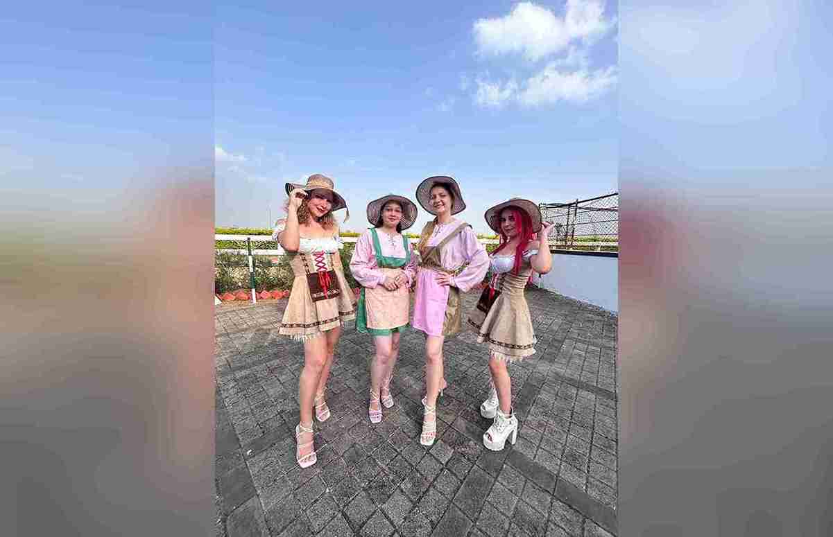 International waitresses at the ‘Panchshil Million - Oktober Fest’ for Panchshil Realty in Pune International waitresses at the ‘Panchshil Million - Oktober Fest’ for Panchshil Realty in Pune