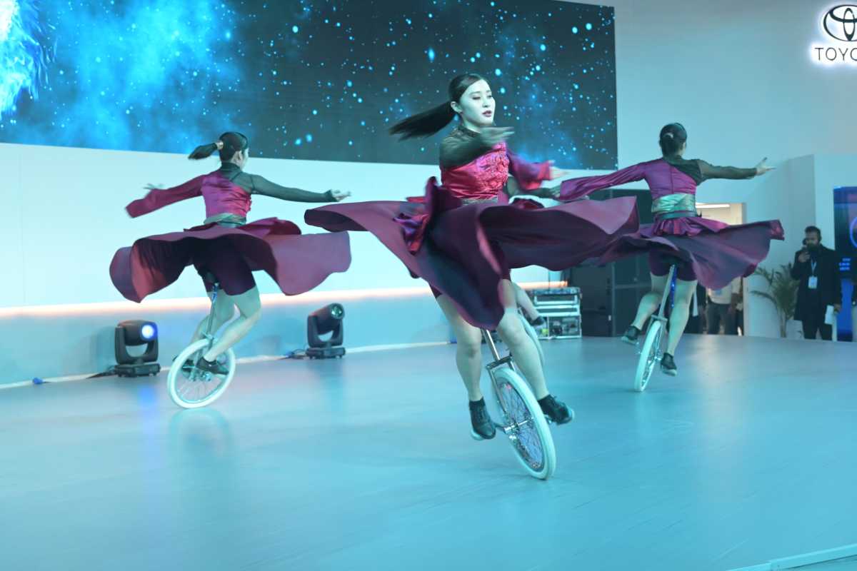 Book Unicyclist for Event